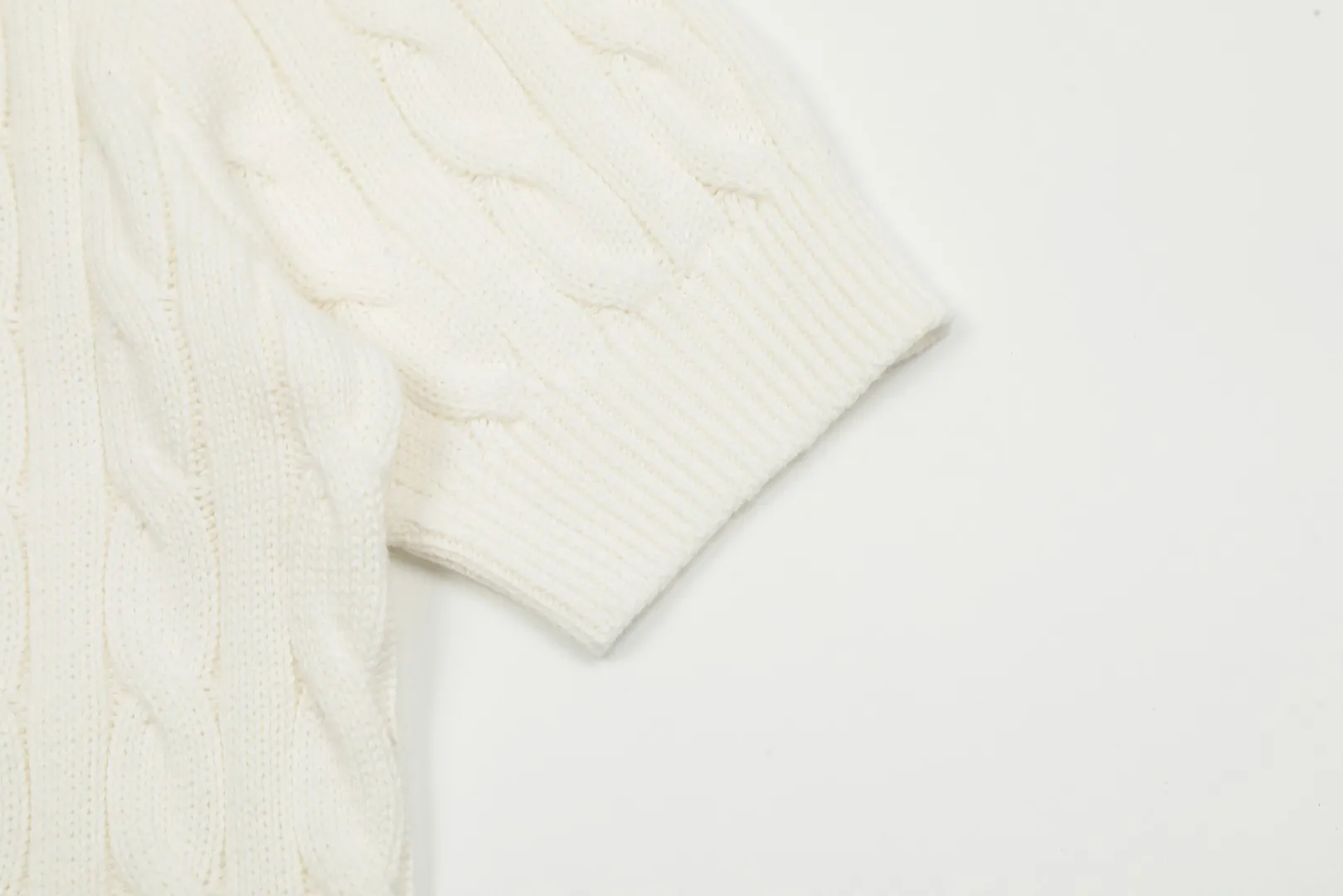 🅿️176 "Top quality" Style number: DS021# (not off the shelves all year round) [Ralph Lauren round neck cardigan solid color pony embroidered logo knitted short sleeves] ✅Ralph Lauren classic basic versatile all-season cardigan knitted short sleeves ✅Main supplier platform live broadcast Wholesale entities Replenish when out of stock Not off the shelves ✅ZP quality 1:1 version Scan the code to enter the GF website Counter quality ✅Details and quality are the only one in Guangzhou. Imported quality cotton yarn, focusing on high-end, cost-effective. Needless to say good quality. ✅The version is restored to the original order. The maximum size can be worn up to 160 pounds. Loose, comfortable and stress-free.